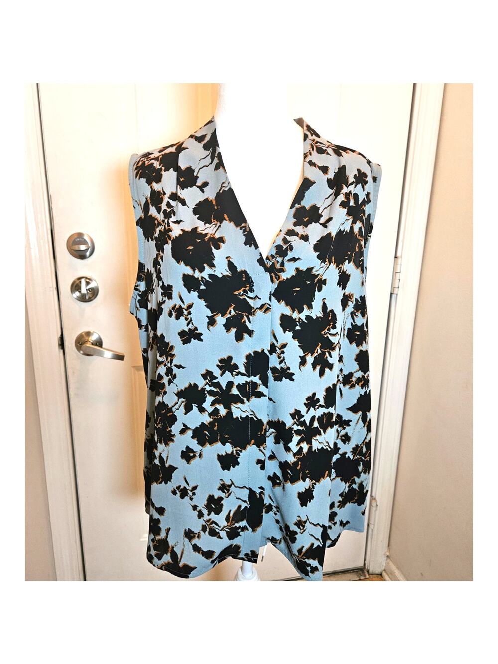 New Women XLNordstrom Sleeveless Floral Print Blouse VNeckline Blue Black color